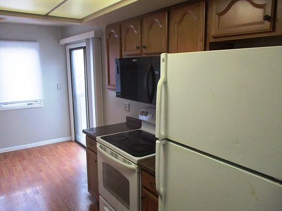 3rd image of 1600 Northbrook Dr #B12