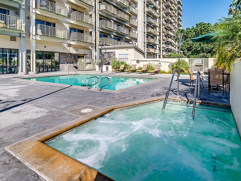 Bayview Tower Condominiums — Photo 5