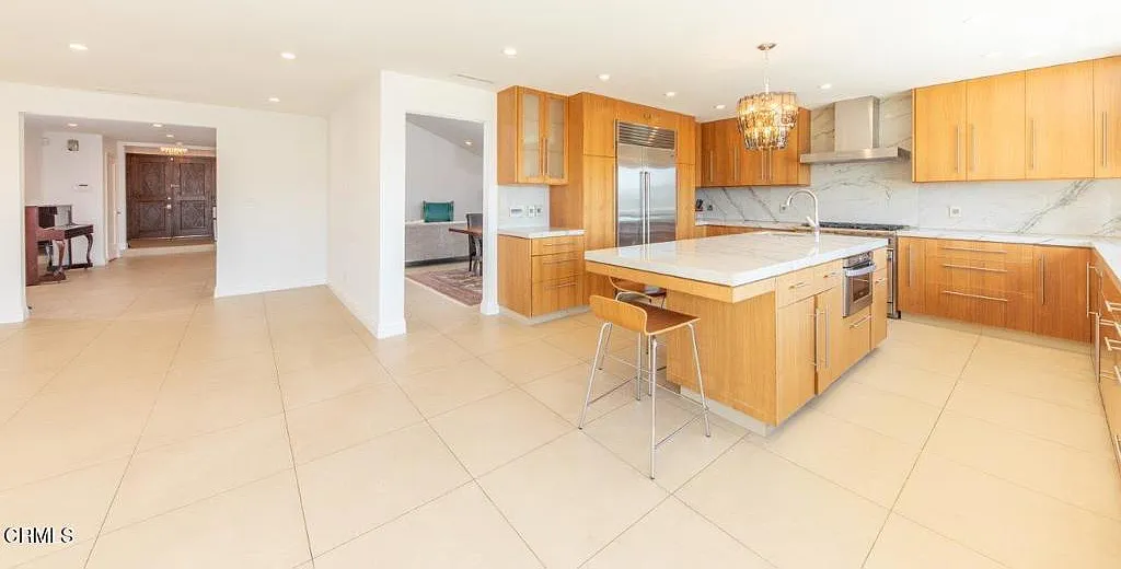 3 bed, 2.5 bath, 2298 sqft, $6,850 — Photo 4