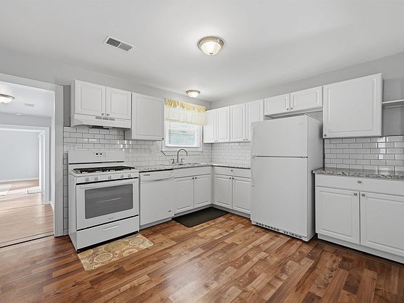 5th image of 24971 Harrison St