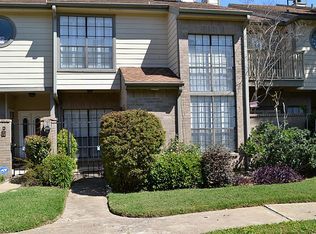 722 Country Place Dr, Houston, TX 77079