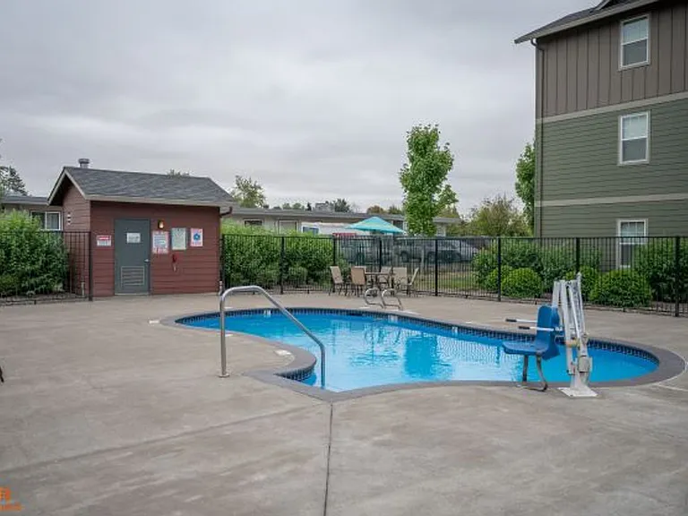 Plumtree Apartments — Photo 60