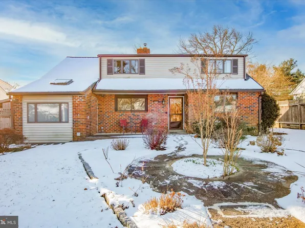 39 Red Oak Rd, Oreland, PA 19075