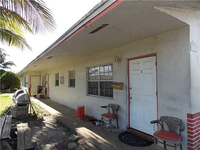 2nd image of 208 NW 43rd Ct