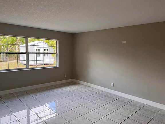 5th image of 118 NW Airoso Blvd