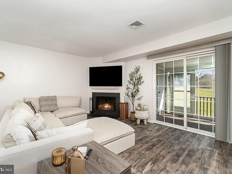 407 Cambridge Ct — Photo 7