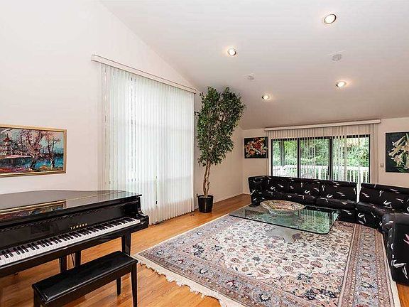 3rd image of 19 Doral Dr