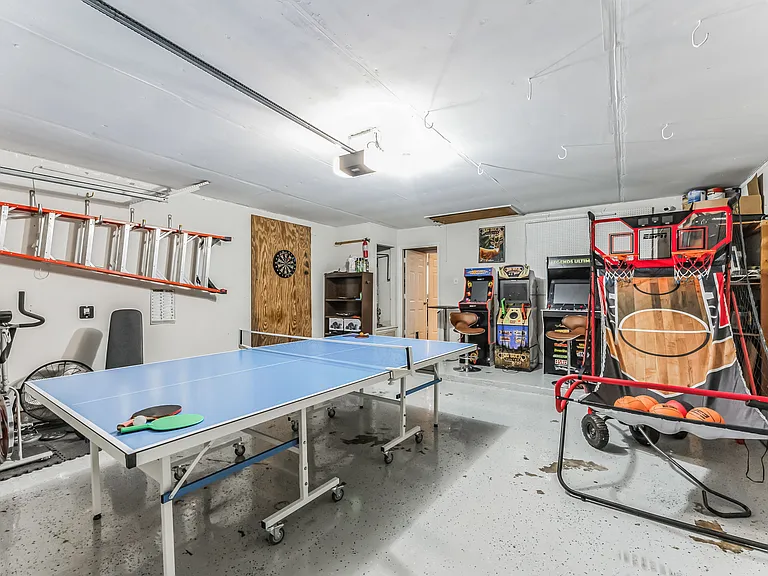 821 Cornell Ln — Photo 33