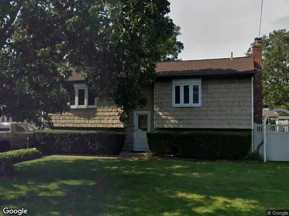 99 Cedar Rd, Amityville, NY 11701