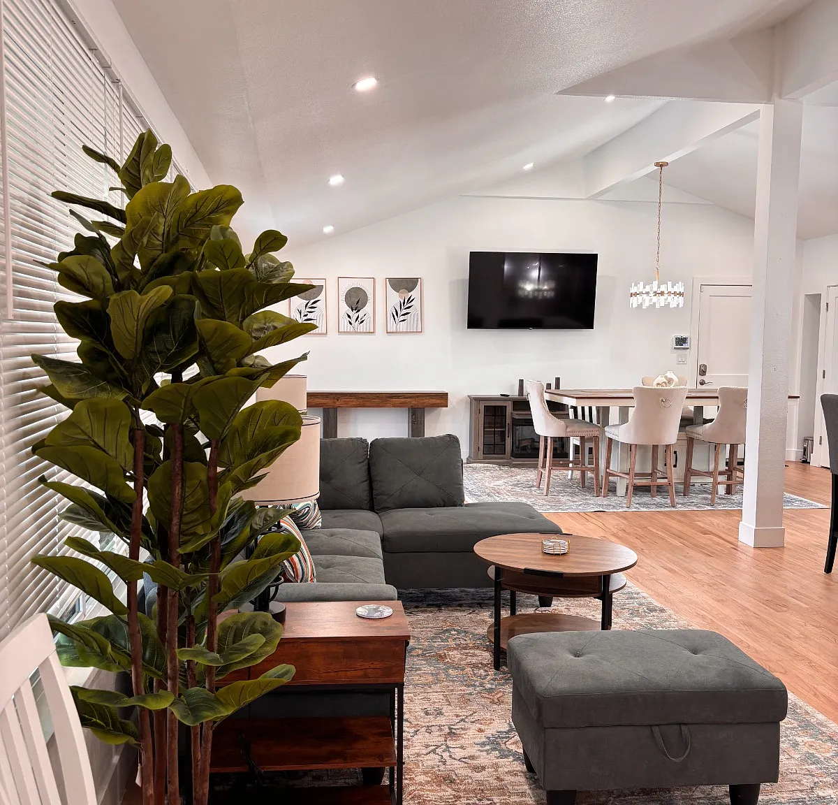 4 bed, 2200 sqft, $2,000 — Photo 1