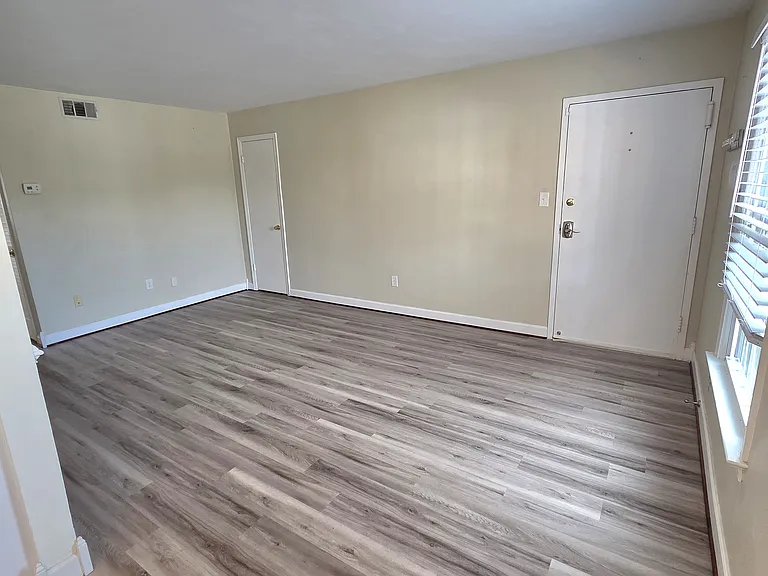 405 Erle Cres #105 — Photo 4