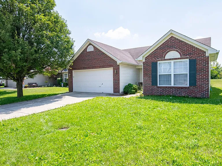 9661 Trail Dr — Photo 2