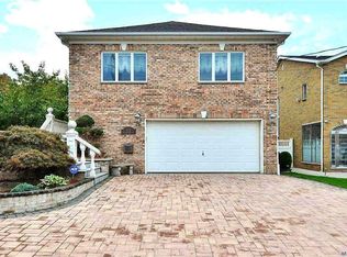 3-12 Cresthaven Ln, Flushing, NY 11357