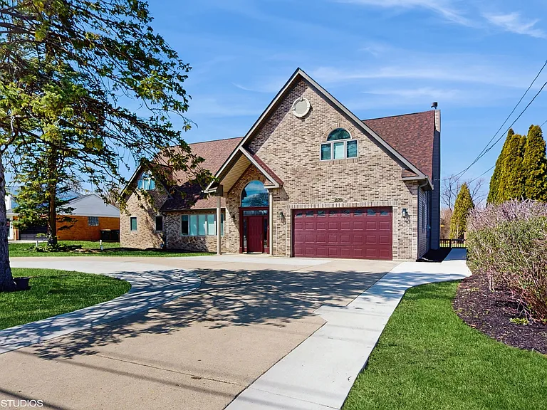 1838 N Windsor Dr — Photo 1