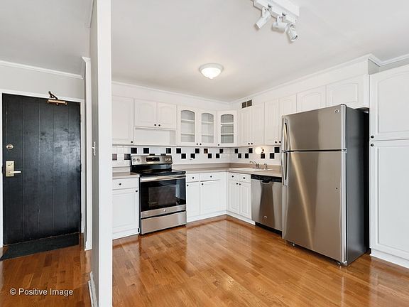 3rd image of 3930 N Pine Grove Ave APT 605