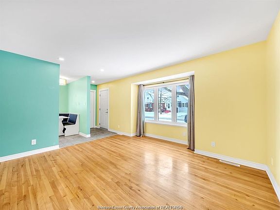 4th image of 1484 Francois Rd