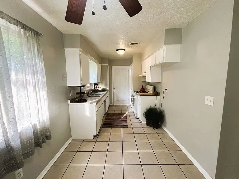824 NW 8th St — Photo 6