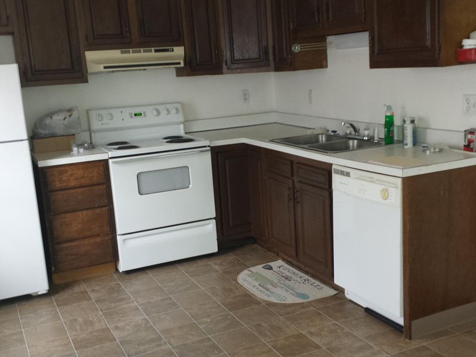 1st image of 578 Seville Cir