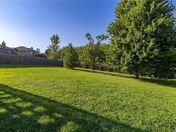 5th image of 1902 NE Lake Dr