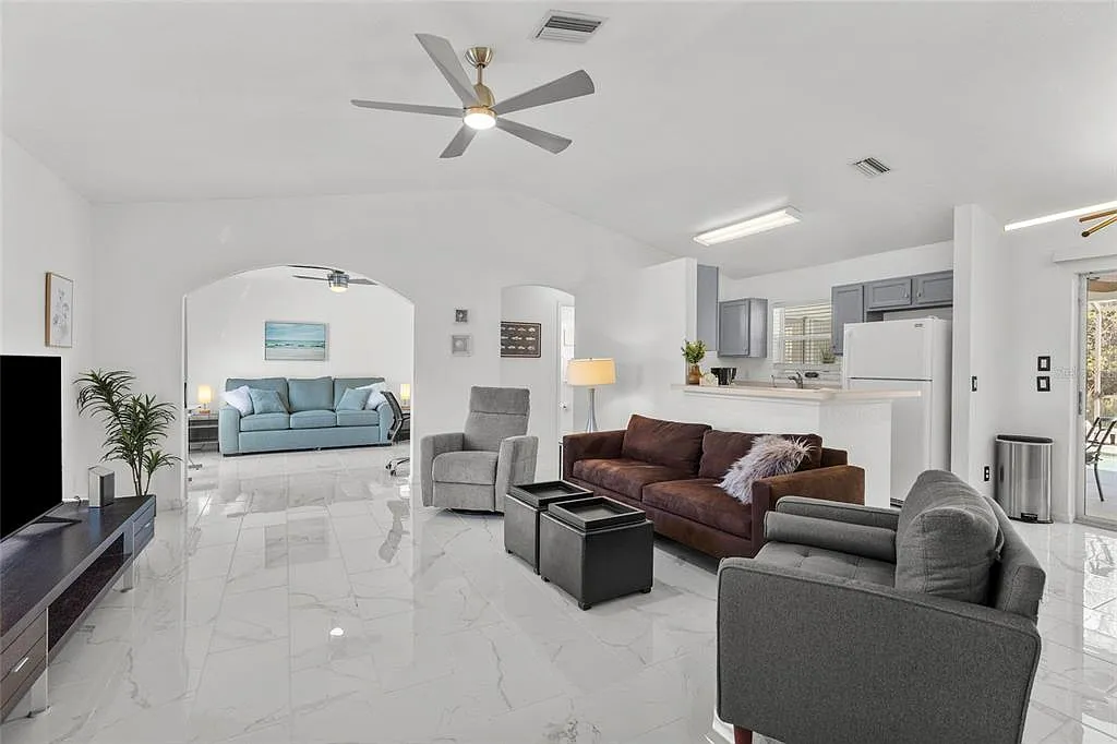 3 bed, 2.0 bath, 1226 sqft, $2,699 — Photo 3