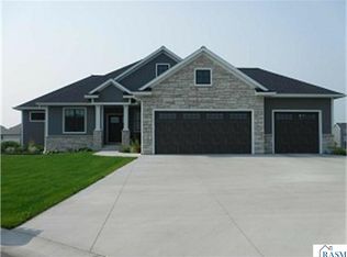 38 Prairie Ct, North Mankato, MN 56003