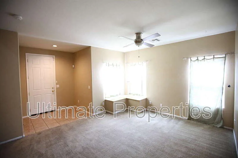 4 bed, 2.5 bath, 2205 sqft, $2,095 — Photo 4