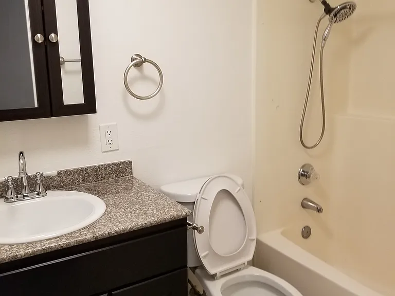 Redlands Pines Apartments — Photo 25
