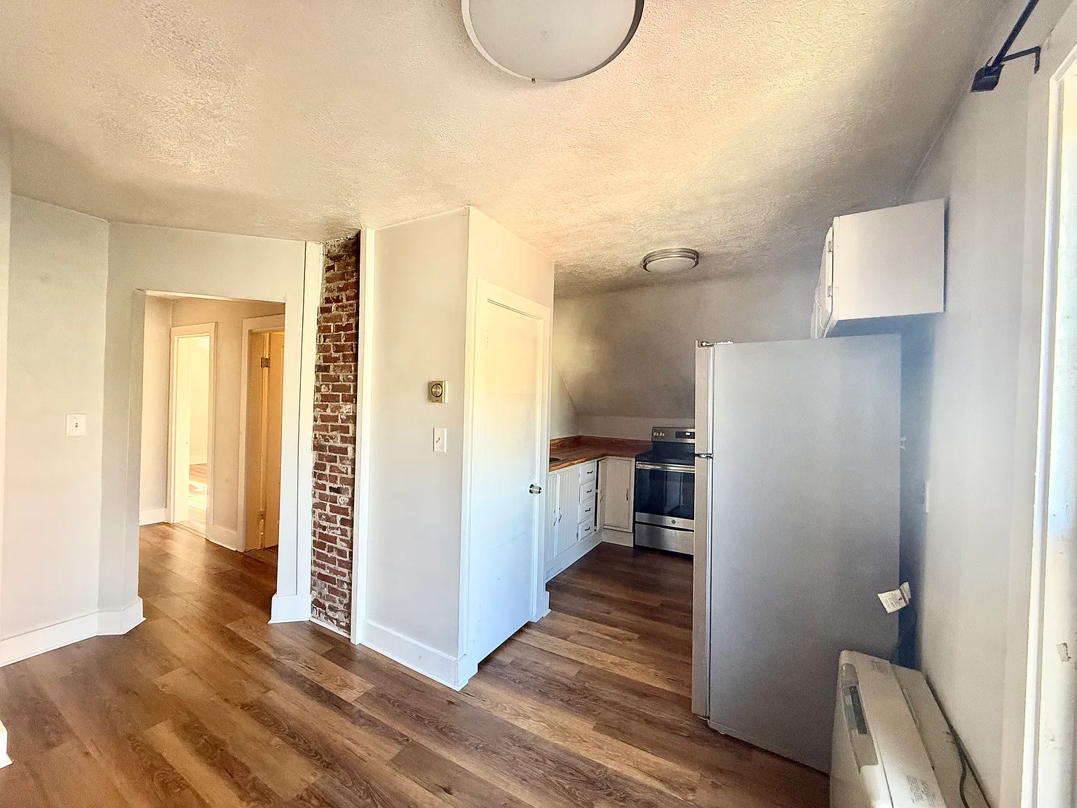2 bed, 800 sqft, $1,900 — Photo 2