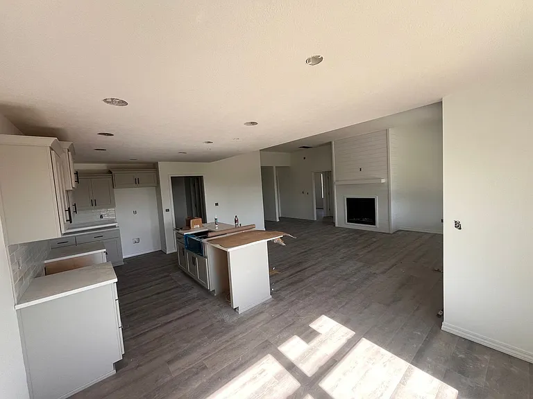 926 S Pindall Ln — Photo 4