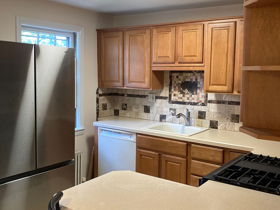 Breakfast bar, seats three
New refrigerator