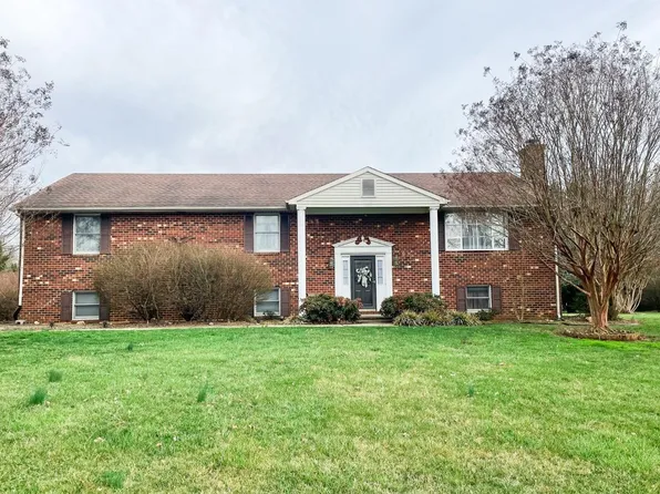 300 Meadows Dr, Forest, VA 24551