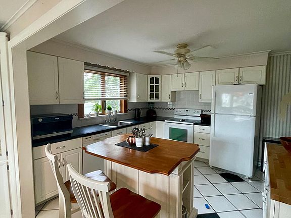 large eat in kitchen