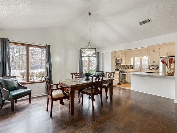 5th image of 1451 Stoneleigh Cir