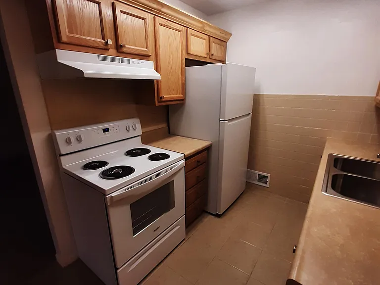 143 Lynnwood Mnr — Photo 1