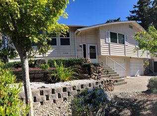 1030 Lakeshore Dr, Coos Bay, OR 97420