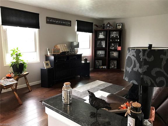 3rd image of 3929 Aleesa Dr SE