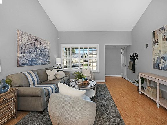 5th image of 15 Pamplona Ct