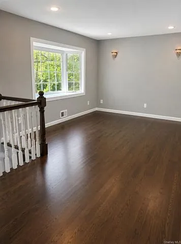 7 Phyllis Dr — Photo 4