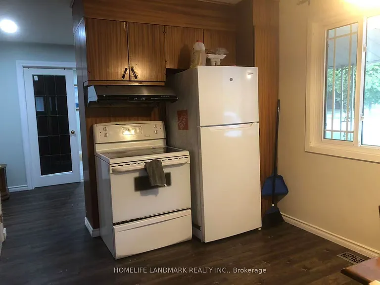 195 Carter Ave — Photo 6