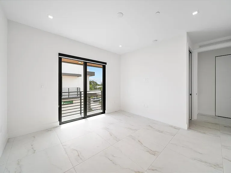 1052 N Victoria Park Rd — Photo 21