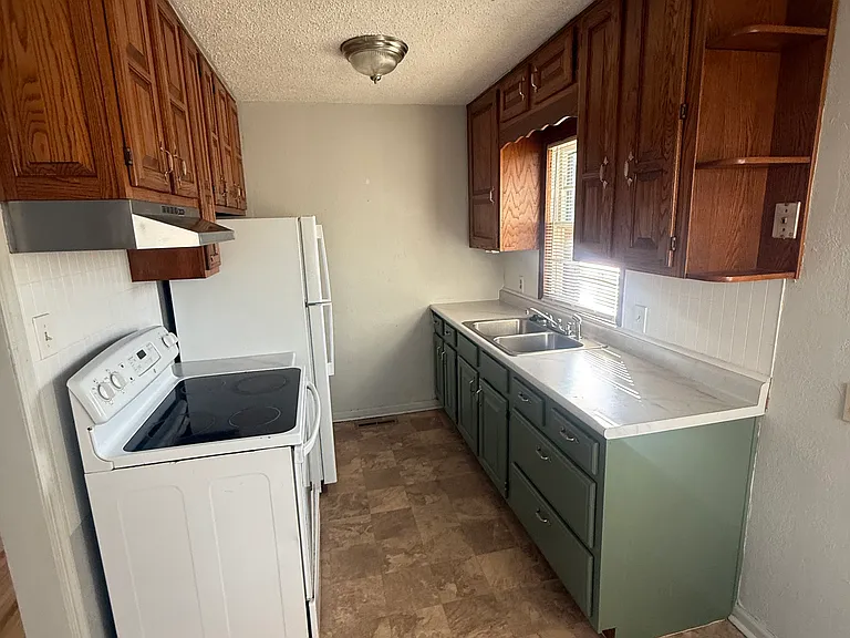 1821 N Minneapolis Ave — Photo 2