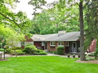 1045 Woodfield Ln, Libertyville, IL