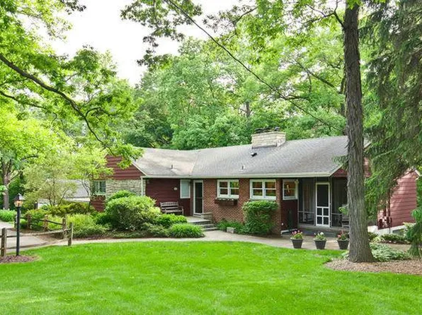 1045 Woodfield Ln, Libertyville, IL 60048