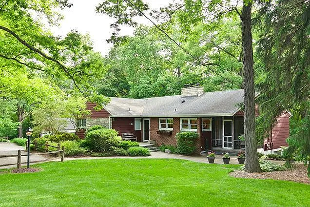 1045 Woodfield Ln photo 1