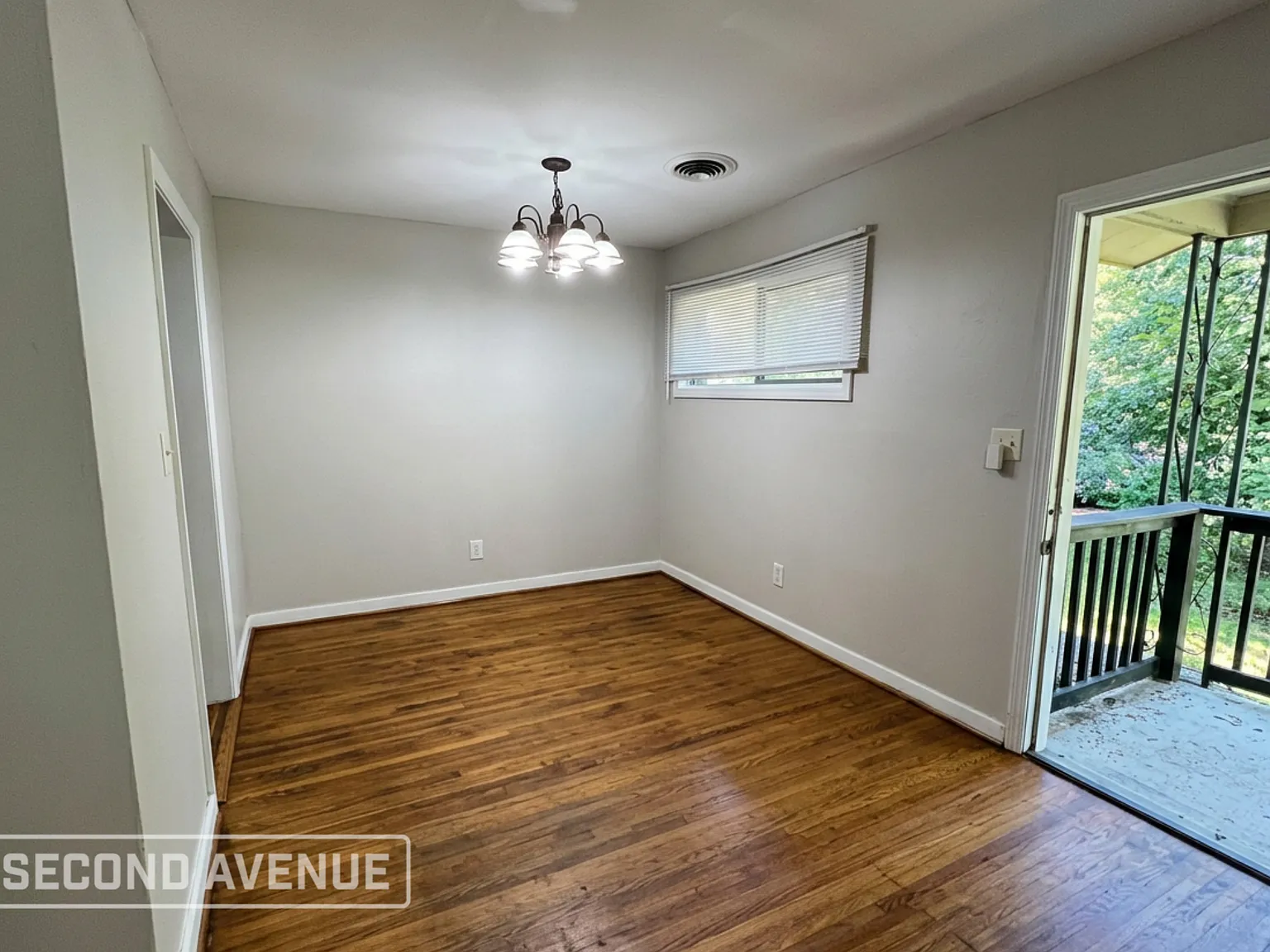 3 bed, 1.5 bath, 1111 sqft, $995 — Photo 2