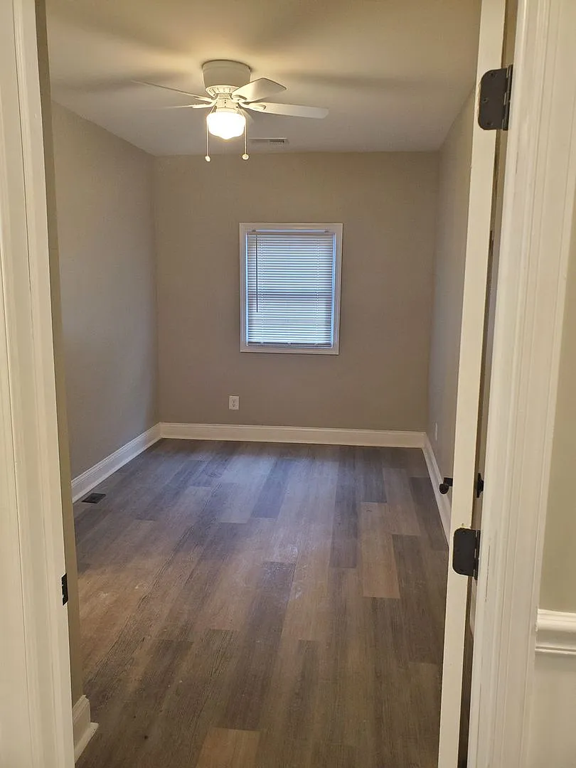 17 W Talbott St $550 Private Room (Shared Bath) — Photo 4