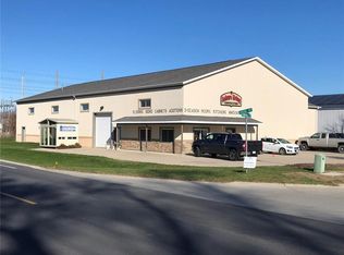 2700 Stonegate Ct, Hiawatha, IA 52233