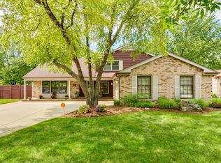 1541 Aztec Cir, Naperville, IL 60563