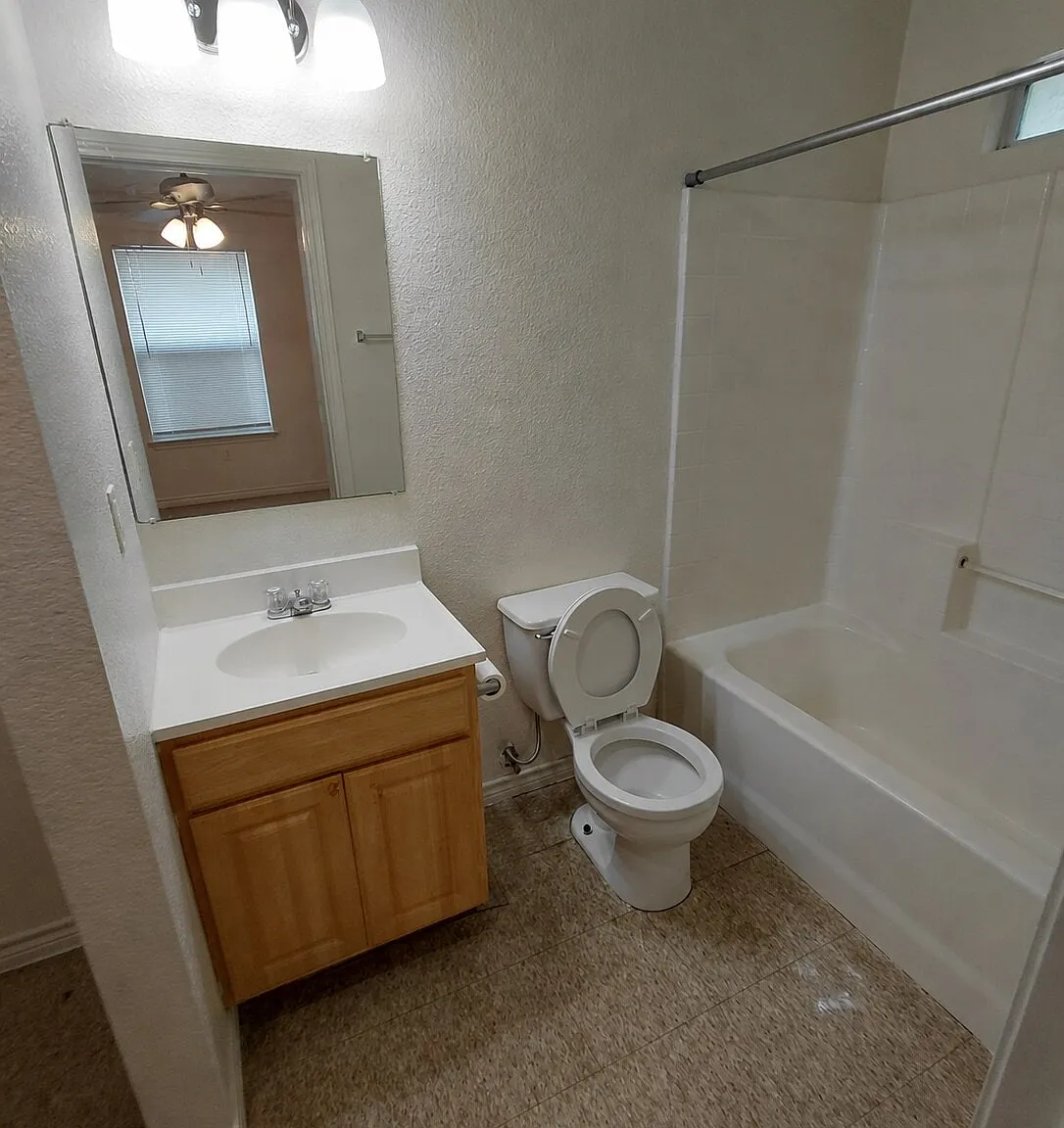 727 East Avenue D — Photo 3