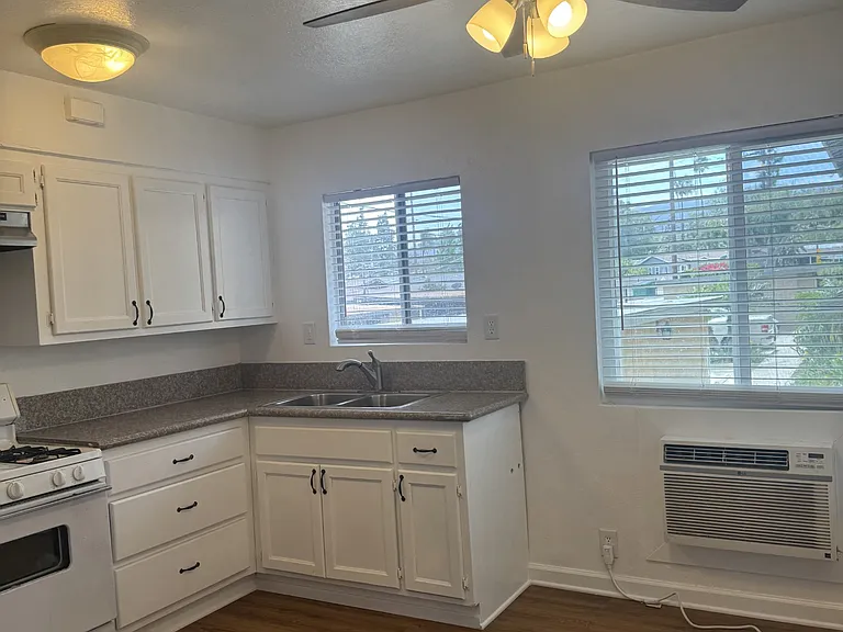 1330 W 8th St — Photo 3